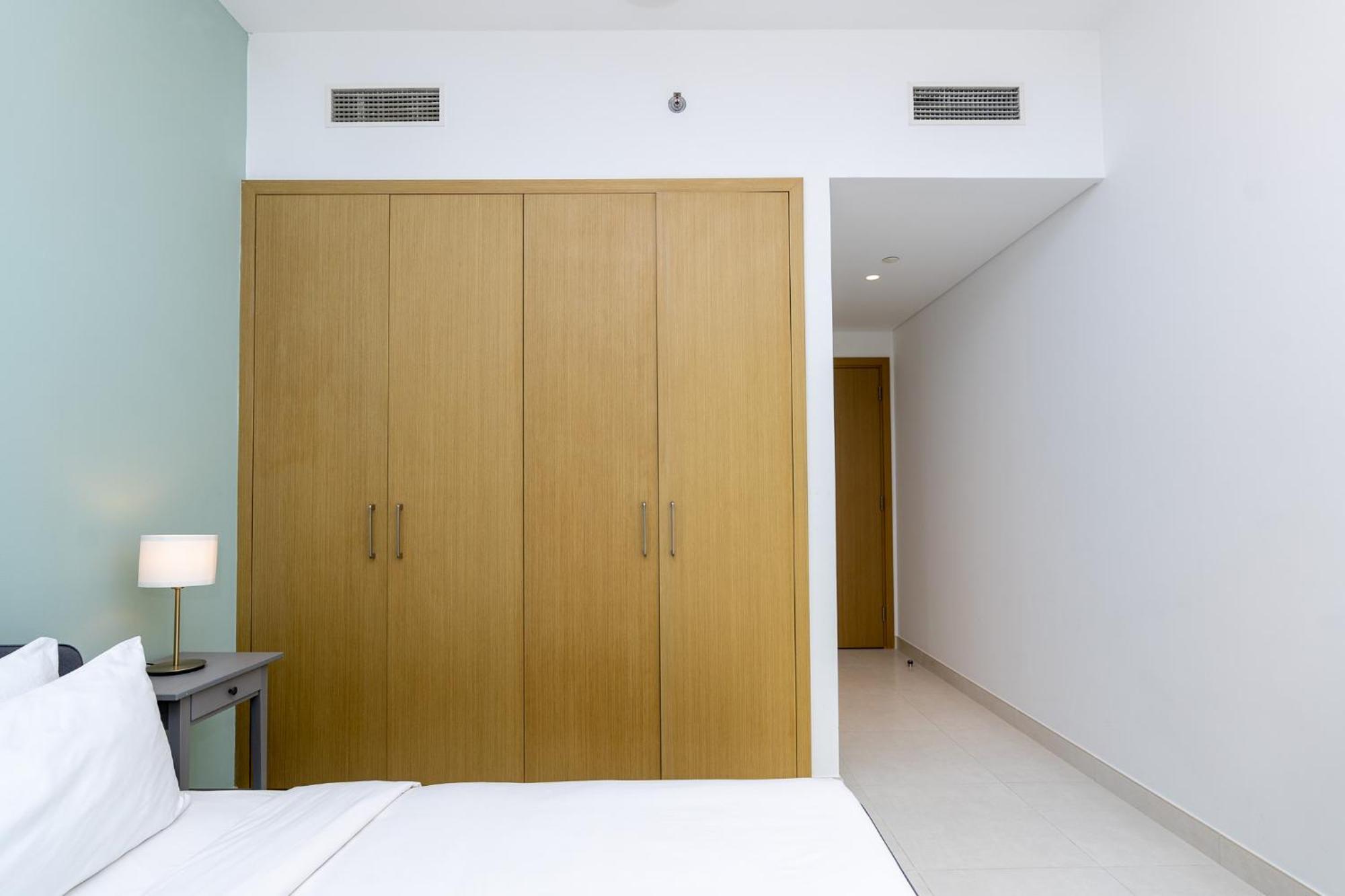 Citihome - Broad And Bright 2br In Creek Side Apartment